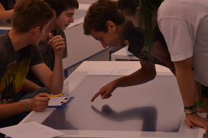 Schüler_innen der IGS Wallstraße erproben die neuen Multi-Touch-Tische, 19. August 2016 / Anett Dremel